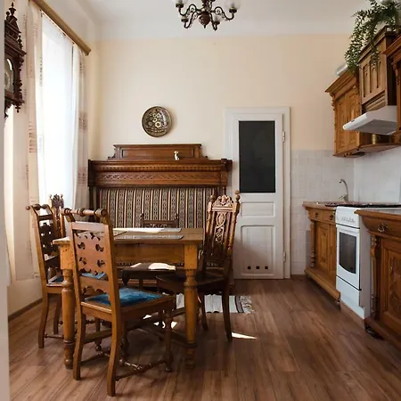 Pretty And Warm With Excellent Location Apartment