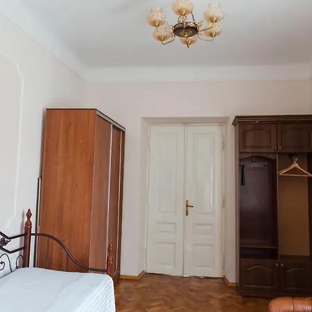 Pretty And Warm With Excellent Location Lägenhet Lviv